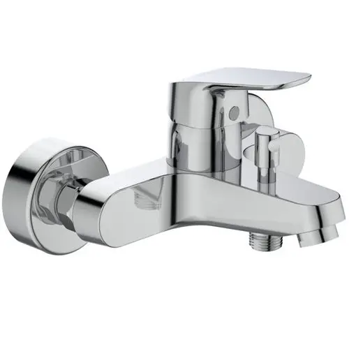 Chromfarbene Badarmatur von Ideal Standard mit einem einhebeligen Design und seitlichem Auslauf. Kompakte Form für Badezimmeranwendungen.
